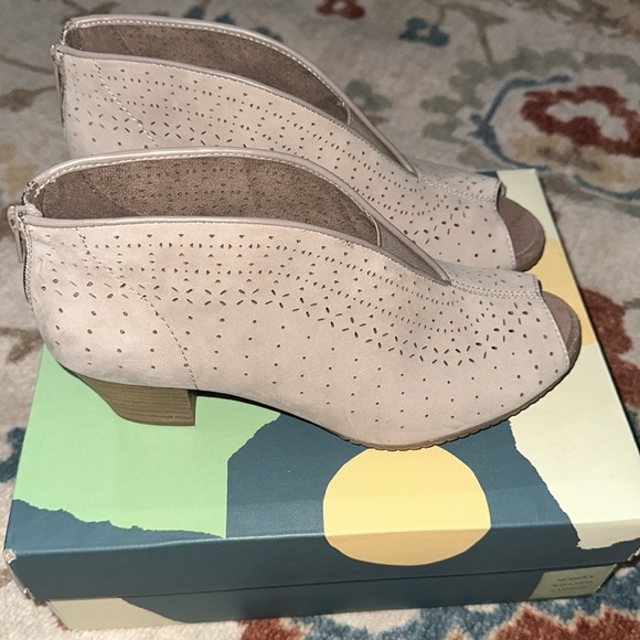 EARTH CALGARY QUEBEC LEATHER HEEL SZ 8.5 M 39.5 EU 🌸🐝 - Picture 5 of 10